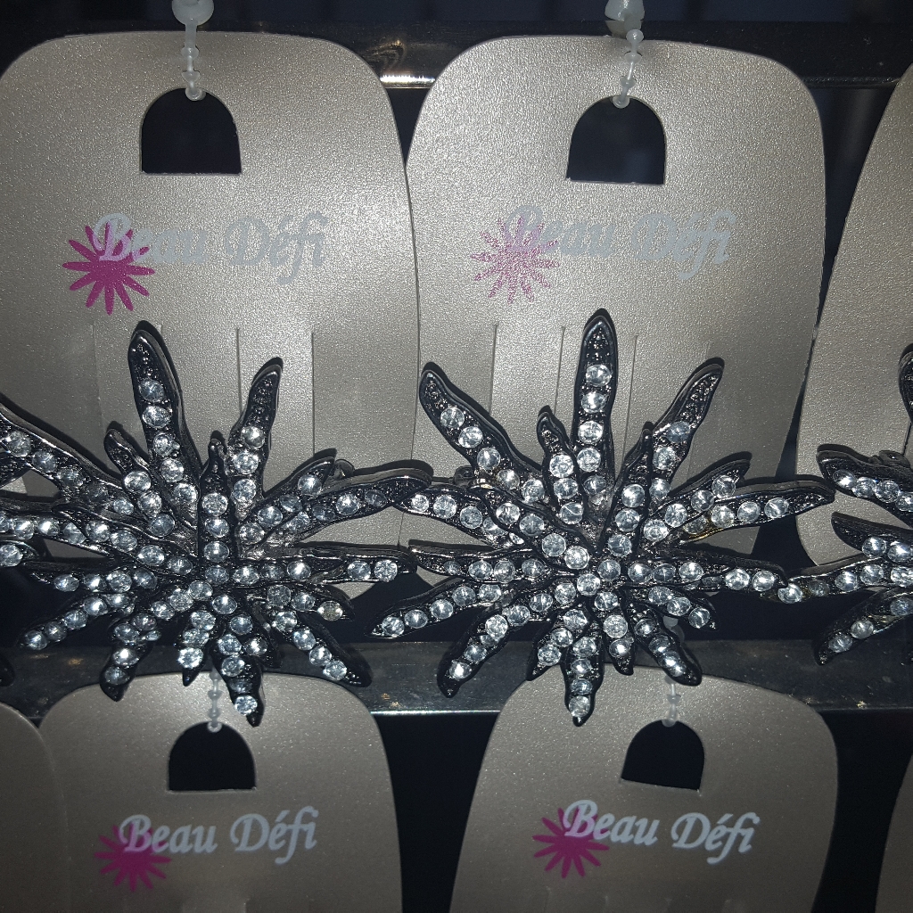 New Rhinestone Diamond Sparkle Brooch 22$